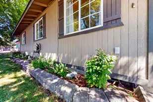 1526 SW 33rd St, Redmond, OR 97756 - Photo 5
