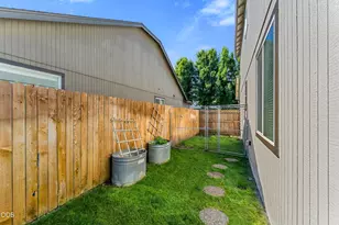 924 Pendleton Dr, Medford, OR 97501 - Photo 27