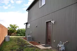 924 Pendleton Dr, Medford, OR 97501 - Photo 9