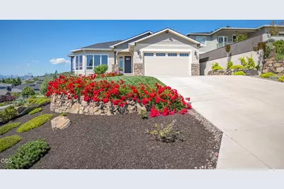 547 W La Strada Circle, Medford, OR 97504 - Photo 1