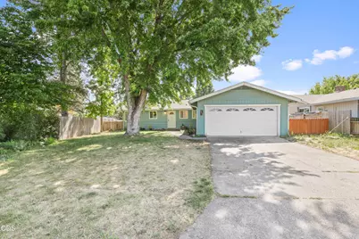 209 Coral Circle, Phoenix, OR 97535 - Photo 1