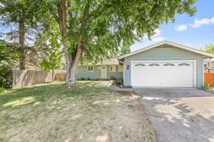 209 Coral Cir, Phoenix, OR 97535 - Photo 3