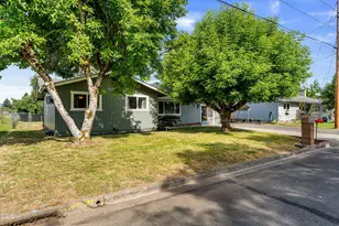 1120 SW Cottonwood St, Grants Pass, OR 97526 - Photo 5