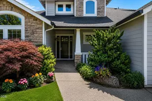 3880 Crystal Springs Dr, Medford, OR 97504 - Photo 3