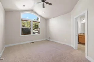 3880 Crystal Springs Dr, Medford, OR 97504 - Photo 7