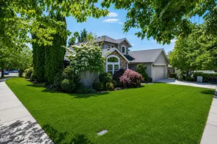 3880 Crystal Springs Dr, Medford, OR 97504 - Photo 3