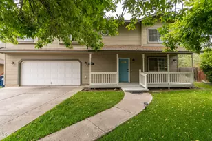 923 NW 22nd Ct, Redmond, OR 97756 - Photo 1