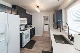 923 NW 22nd Ct, Redmond, OR 97756 - Photo 5