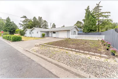 2025 Pine Street, Florence, OR 97439 - Photo 3