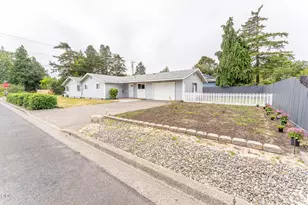 2025 Pine St, Florence, OR 97439 - Photo 3