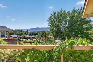 1748 NW Crescent Dr, Grants Pass, OR 97526 - Photo 9