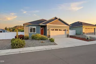 1731 Luxor Ln, Medford, OR 97504 - Photo 1
