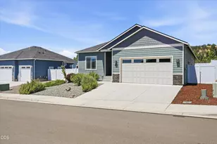 1731 Luxor Ln, Medford, OR 97504 - Photo 3