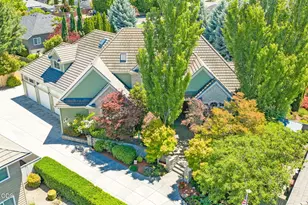 631 7th Fairway Dr, Medford, OR 97504 - Photo 3