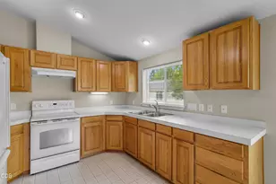 2583 NE Wintergreen Dr, Bend, OR 97701 - Photo 11