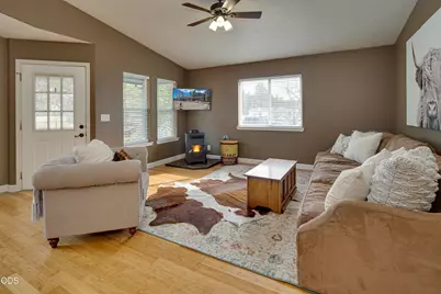 747 E Black Butte Avenue, Sisters, OR 97759 - Photo 5