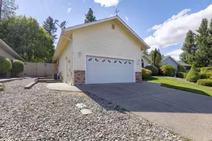 2738 SW Trinity Way, Grants Pass, OR 97527 - Photo 3