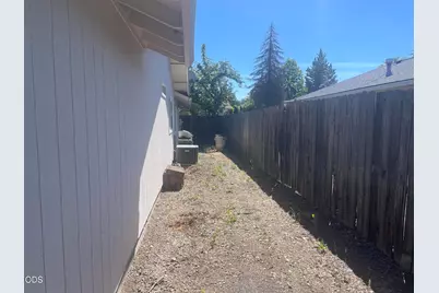 1141 N Modoc Avenue, Medford, OR 97504 - Photo 5