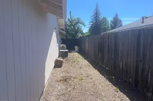1141 N Modoc Ave, Medford, OR 97504 - Photo 5