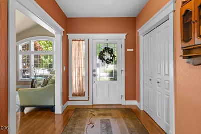 523 Meadowbrook Drive, Central Point, OR 97502 - Photo 3