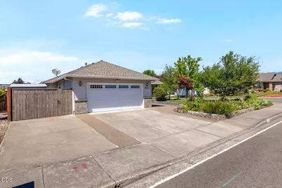 3511 Blue Blossom Drive, Medford, OR 97504 - Photo 3