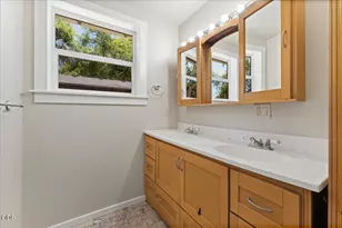 300 Sunrise Ave, Medford, OR 97504 - Photo 13