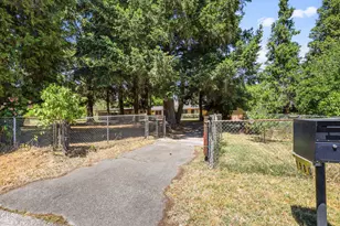 1980 McCarter Ln, Grants Pass, OR 97527 - Photo 3