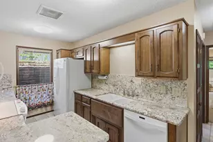 1325 NW Lawnridge Ave, Grants Pass, OR 97526 - Photo 5