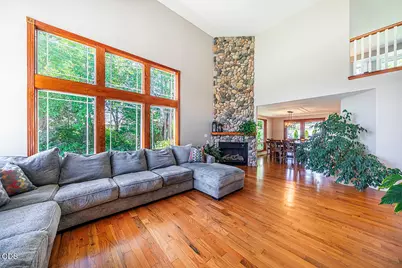 861 Mendolia Way, Central Point, OR 97502 - Photo 3