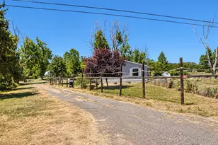 1245 Davanna Dr, Eagle Point, OR 97524 - Photo 1