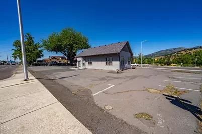 143 S Main Street, Phoenix, OR 97535 - Photo 7
