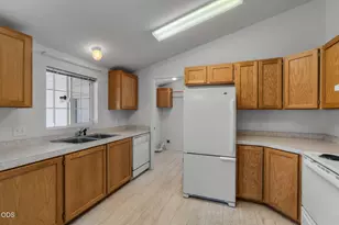 811 NE Paiute Ct, Redmond, OR 97756 - Photo 11