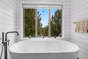 22055 White Peaks Dr, Bend, OR 97702 - Photo 43