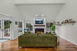 22055 White Peaks Dr, Bend, OR 97702 - Photo 21