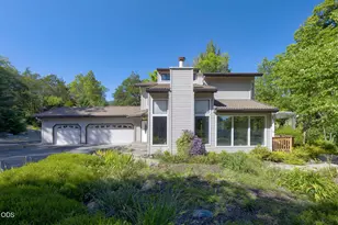 235 Glenoak Ln, Grants Pass, OR 97526 - Photo 1