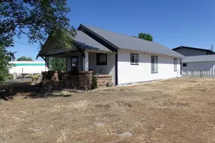 411 SE Evergreen Ave, Redmond, OR 97756 - Photo 1