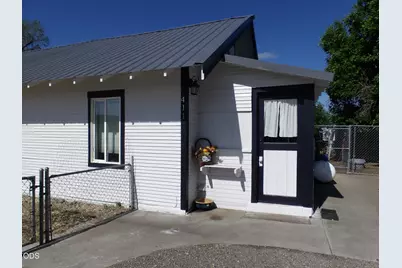 411 SE Evergreen Avenue, Redmond, OR 97756 - Photo 3