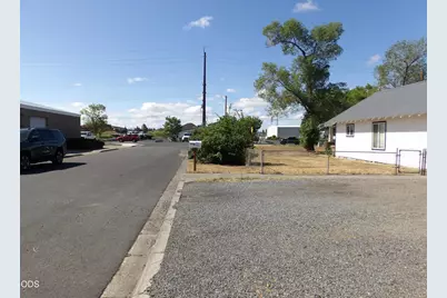411 SE Evergreen Avenue, Redmond, OR 97756 - Photo 9
