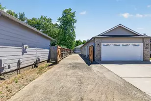 1397 Larson Creek Dr, Medford, OR 97504 - Photo 3