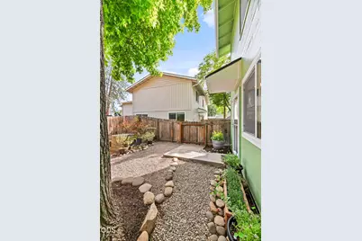 600 W 1st Street #8, Phoenix, OR 97535 - Photo 17