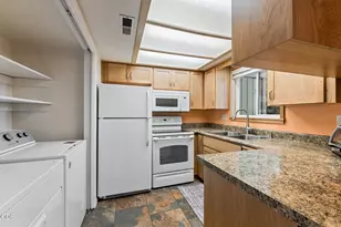 600 W 1st St, Phoenix, OR 97535 - Photo 7