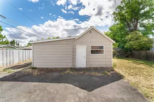214 N Columbus Ave, Medford, OR 97501 - Photo 25