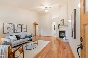1009 SW Crosscut Ct, Bend, OR 97702 - Photo 3