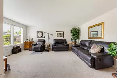 1330 Franklin Court, Medford, OR 97501 - Photo 7
