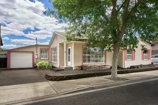 11 S Platt Ave, Eagle Point, OR 97524 - Photo 1