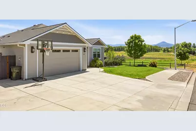 37 Terra Linda Court, Eagle Point, OR 97524 - Photo 3