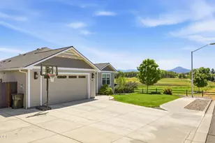 37 Terra Linda Ct, Eagle Point, OR 97524 - Photo 3
