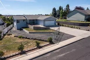 268 NE Hillcrest St, Madras, OR 97741 - Photo 1