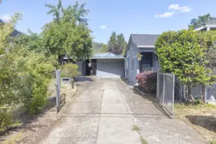 723 NE 12th St, Grants Pass, OR 97526 - Photo 3