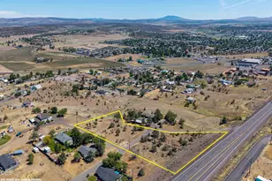 Hodges, Madras, OR 97741 - Photo 1